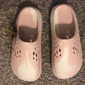 COOL PLANET 🌎 Sz 7M PERFECT NURSE SHOES or RAIN SHOES By Steve Madden.Pink